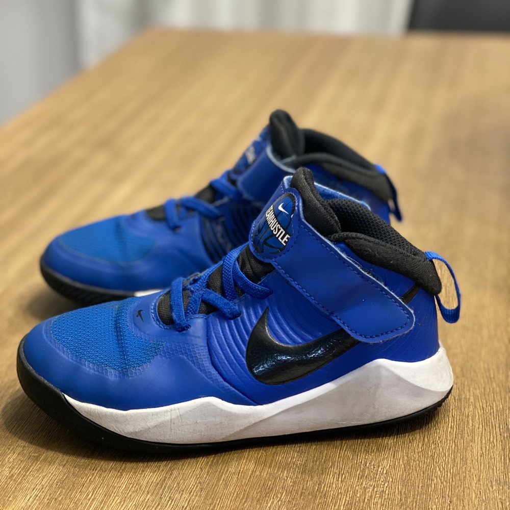 ‼️‼️SOLD ‼️‼️Blue nike kid shoes team hustle